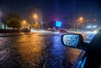 Ilustrasi cuaca hujan di malam hari. Waspada cuaca ekstrem, potensi cuaca ekstrem berupa hujan lebat disertai angin kencang dan petir atau kilat. (SHUTTERSTOCK/Alexandru Chiriac)
