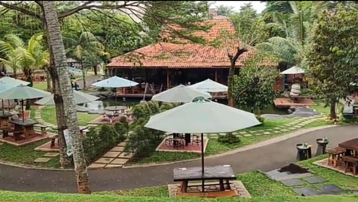 Bi Coffee Ciputat Kota Tangerang Selatan Banten, tempat nongkrong serasa di puncak dengan desain alamnya / Tangkap Layar / YouTube Chanel Mulai Yuk / 