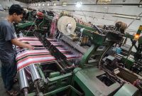 Pekerja menyelesaikan produksi kain sarung di Pabrik Tekstil Kawasan Industri Majalaya, Kabupaten Bandung, Jawa Barat, Jumat 4 Januari 2019. Kementerian Perindustrian menargetkan ekspor tekstil dan produk tekstil (TPT) pada tahun 2019 mencapai 15 miliar dollar AS atau naik 11 persen dibandingkan target pada tahun 2018. ANTARA FOTO/Raisan Al Farisi