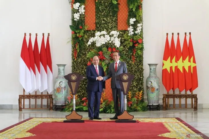 President Joko Widodo shaking hands with President of Vietnam Nguyn Xuân Phúc after a joint press statement at the Bogor Presidential Palace on Thursday, December 22, 2022. (ANTARA PHOTOS/Desca Lidya Natalia/my)