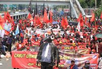 Massa buruh melakukan aksi bertajuk Aliansi Aksi Sejuta Buruh Cabut UU Omnibus Law Cipta Kerja di depan Gedung DPR/MPR RI, Jakarta, Rabu 10 Agustus 2022. TEMPO/Subekti.