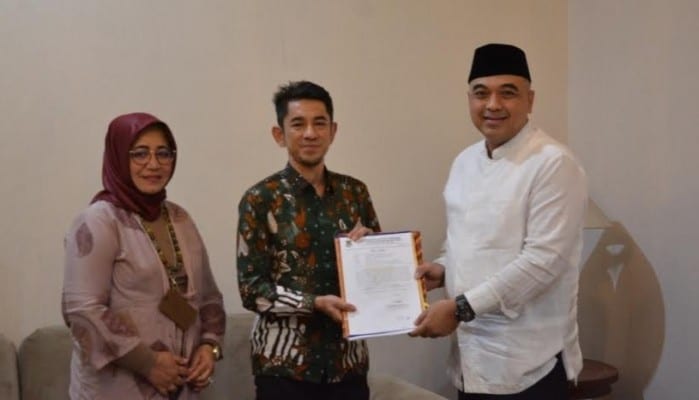 Bupati Tangerang saat menerima aset 74 miliar dari Kementerian PUPR. (Foto/Ist) 