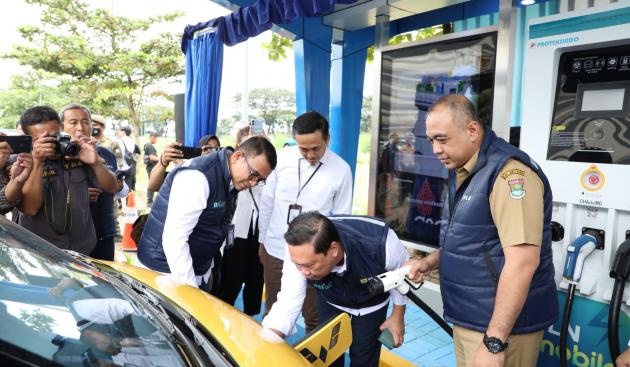 Bupati Tangerang Ahmed Zaki Iskandar mencoba Pengisian Kendaraan Listrik Umum (SPKLU) di Mall Ciputra, Citra Raya, Kecamatan Panongan, Kabupaten Tangerang, Senin 27 Februari 2023. (@TangerangNews / Dimas Wisnu Saputra)