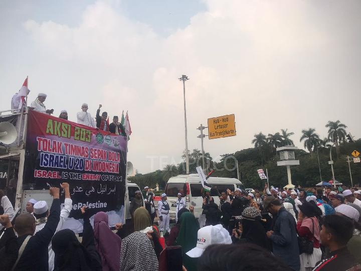 Ratusan massa Front Persaudaraan Islam (FPI) menggelar demo di Patung Kuda Arjuna Wijaya tolak Israel ikut pertandingan sepakbola Piala Dunia U-20 Jakarta Pusat, Senin, 20 Maret 2023. Desty Luthfiani/TEMPO