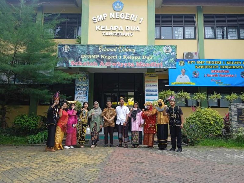foto Tangerangnews : Kepsek dan Dewan guru beserta siswa-siswi yang berpakaian adat SMPN 1 Kelapa Dua sesi foto bersama.