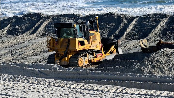 Sumber foto Tempo : Escavator sedang melakukan kegiatan pengerukan pasir laut 