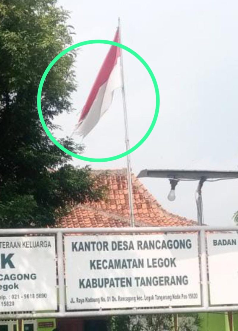 Bendera yang nampak robek berkibar di Kantor Desa Rancagong, Kecamatan Legok, Kabupaten Tangerang