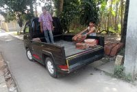 Mobil Losbak yang Membawa Bongkaran Genteng (tangerangnews.co.id)