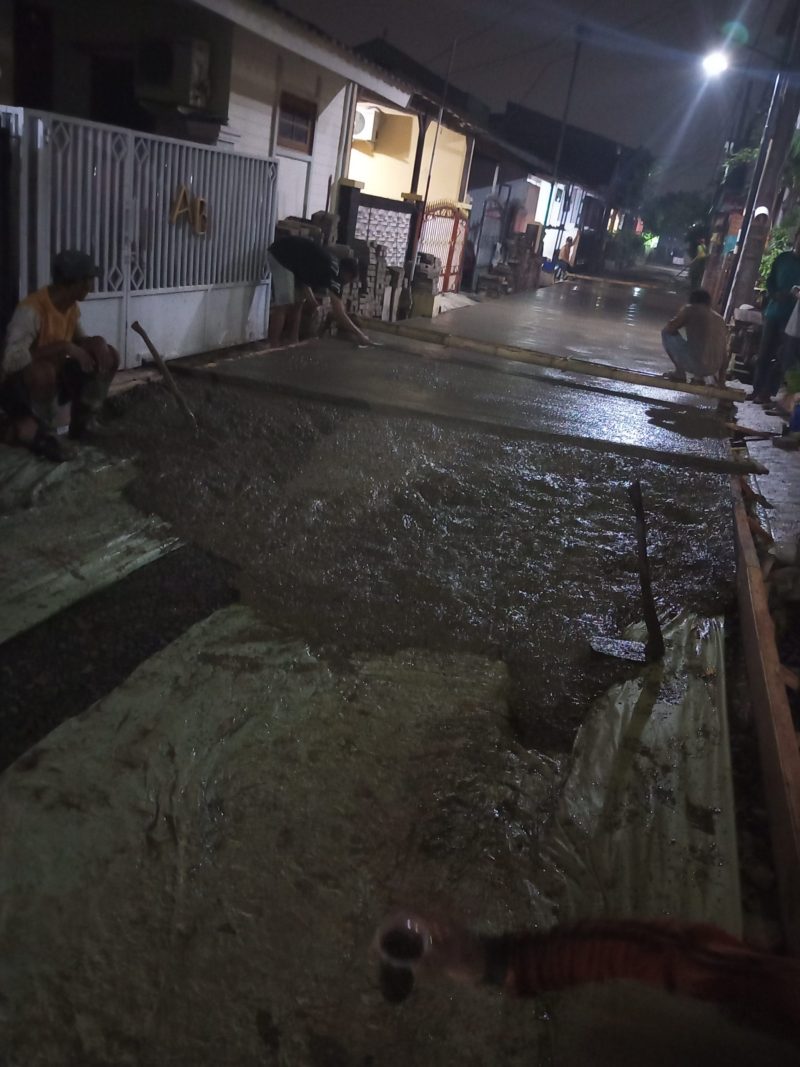 Foto tangerangnews pekerja sedang melakukan aktifitas pengerjaan betonisasi 