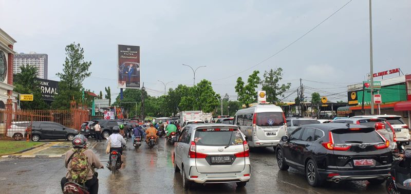 Foto tangerangnews: Terlihat arus lalu lintas yang padat di Jalan Ciater Barat sampai Rawa Buntu 