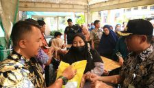 Foto: Warga Periuk Kota Tangerang berbondong-bondong mendatangi tempat penjualan beras murah 