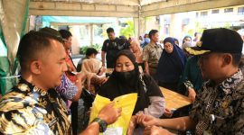 Foto: Warga Periuk Kota Tangerang berbondong-bondong mendatangi tempat penjualan beras murah 