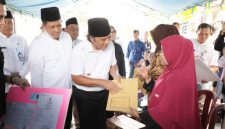 PJ Gubernur Banten berikan santunan kepada 16 KPPS yang meninggal dunia. (ist)